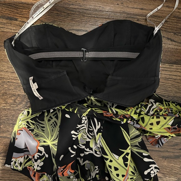 Nanette Lepore Silk Strapless Top w/Sweetheart neckline in a Tropical Print - Picture 3 of 6